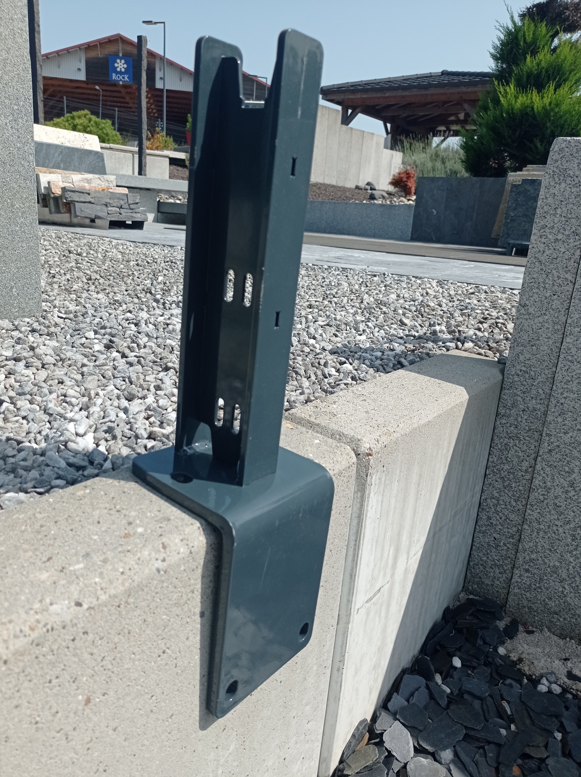Platine équerre à manchon pour poteau axyle