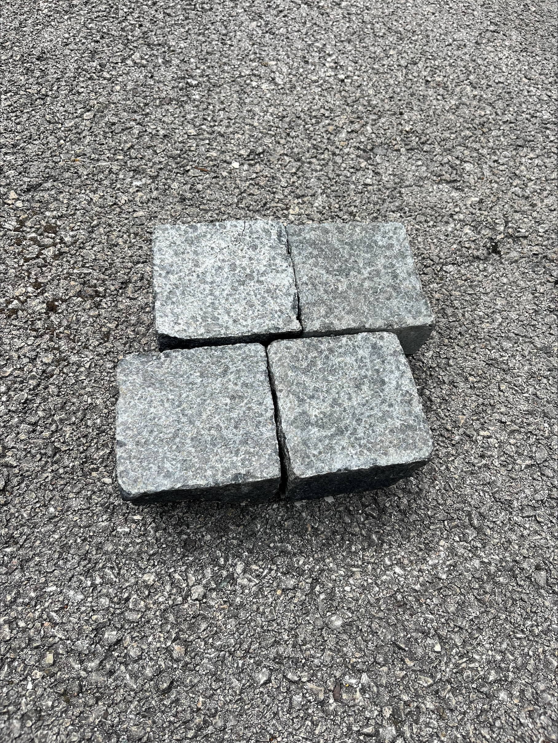 Pave granit noir g684 10x10x8 flam./scie